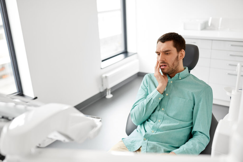 Patientin oder Patient in entspannter Atmosphäre einer modernen Zahnarztpraxis in München während eines einfühlsamen Gesprächs zur Überwindung von Zahnarztangst